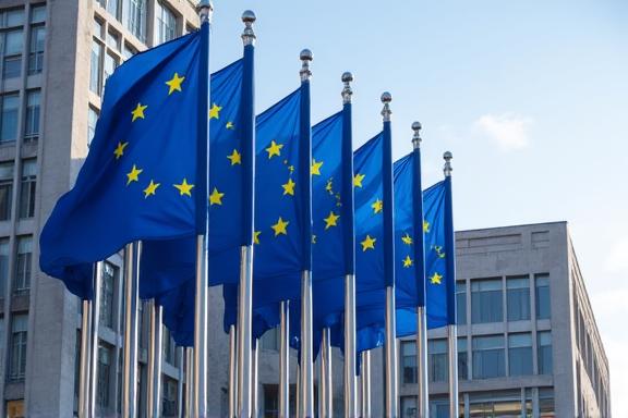 EU-Flaggen vor dem Parlament in Brüssel